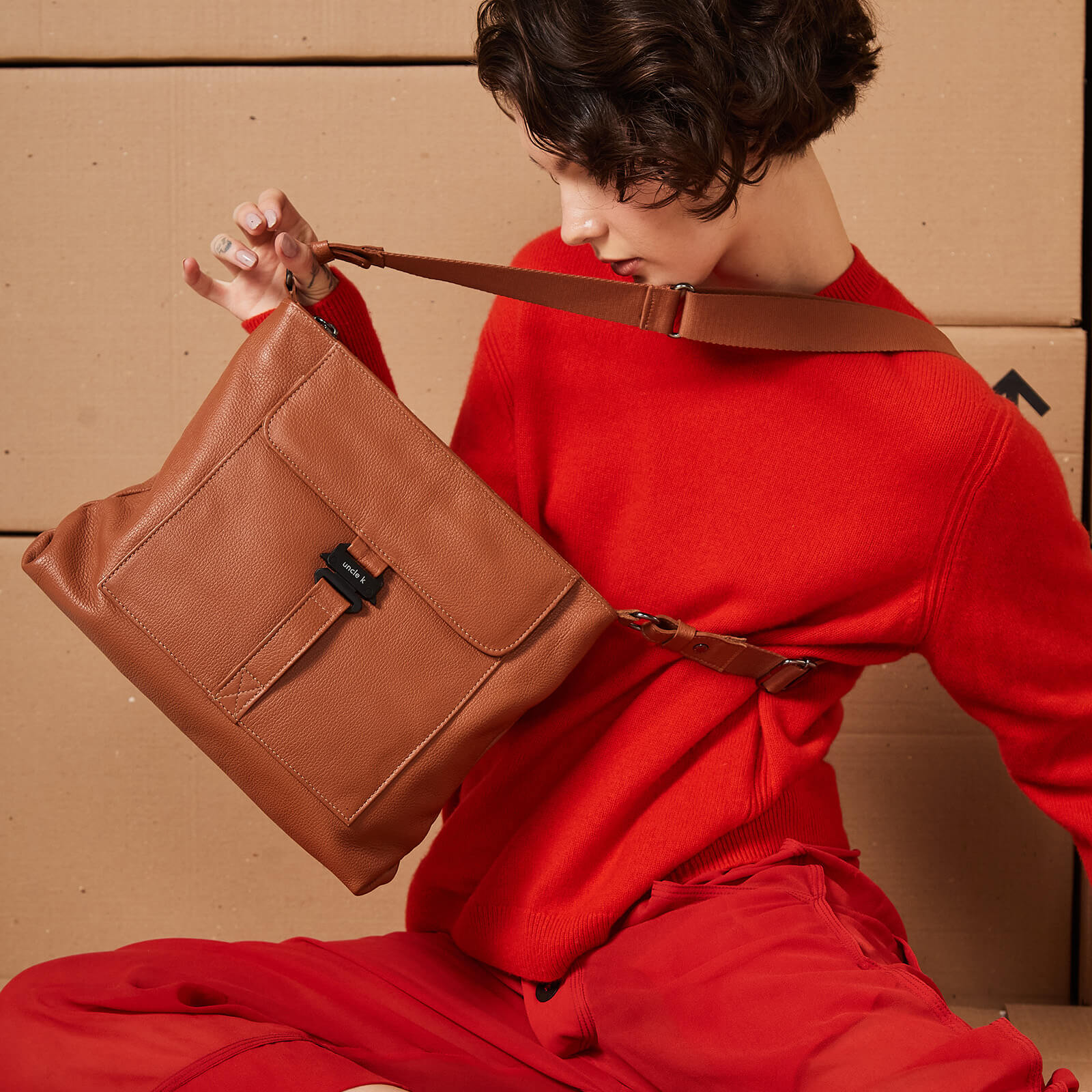 bolsa_tiracolo_couro_61304_i25_unclek_caramelo_2 -1-.jpg
